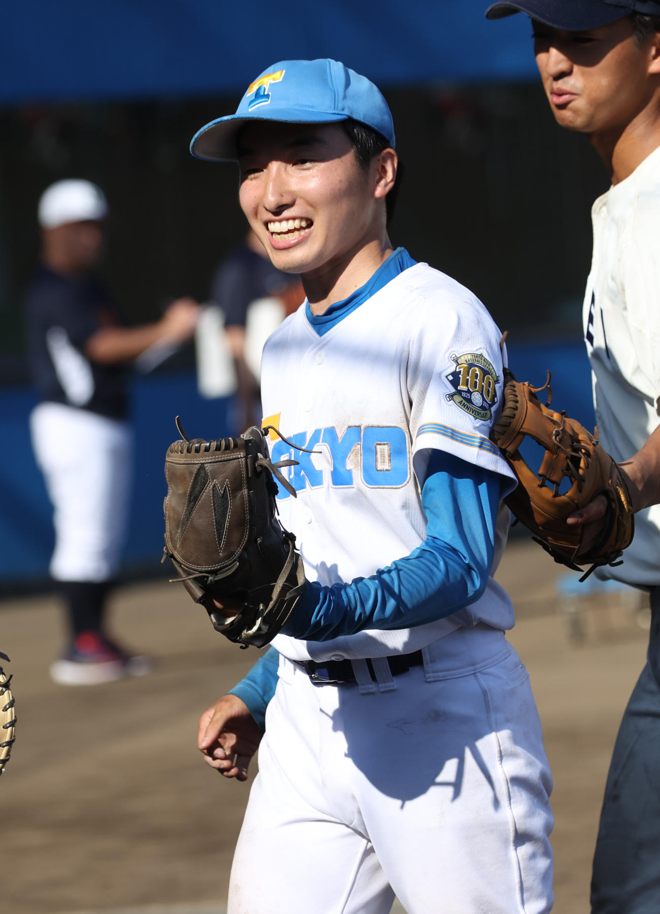 紅白戦、5回から登板した東大・渡辺は笑顔を見せる（撮影・柴田隆二）
