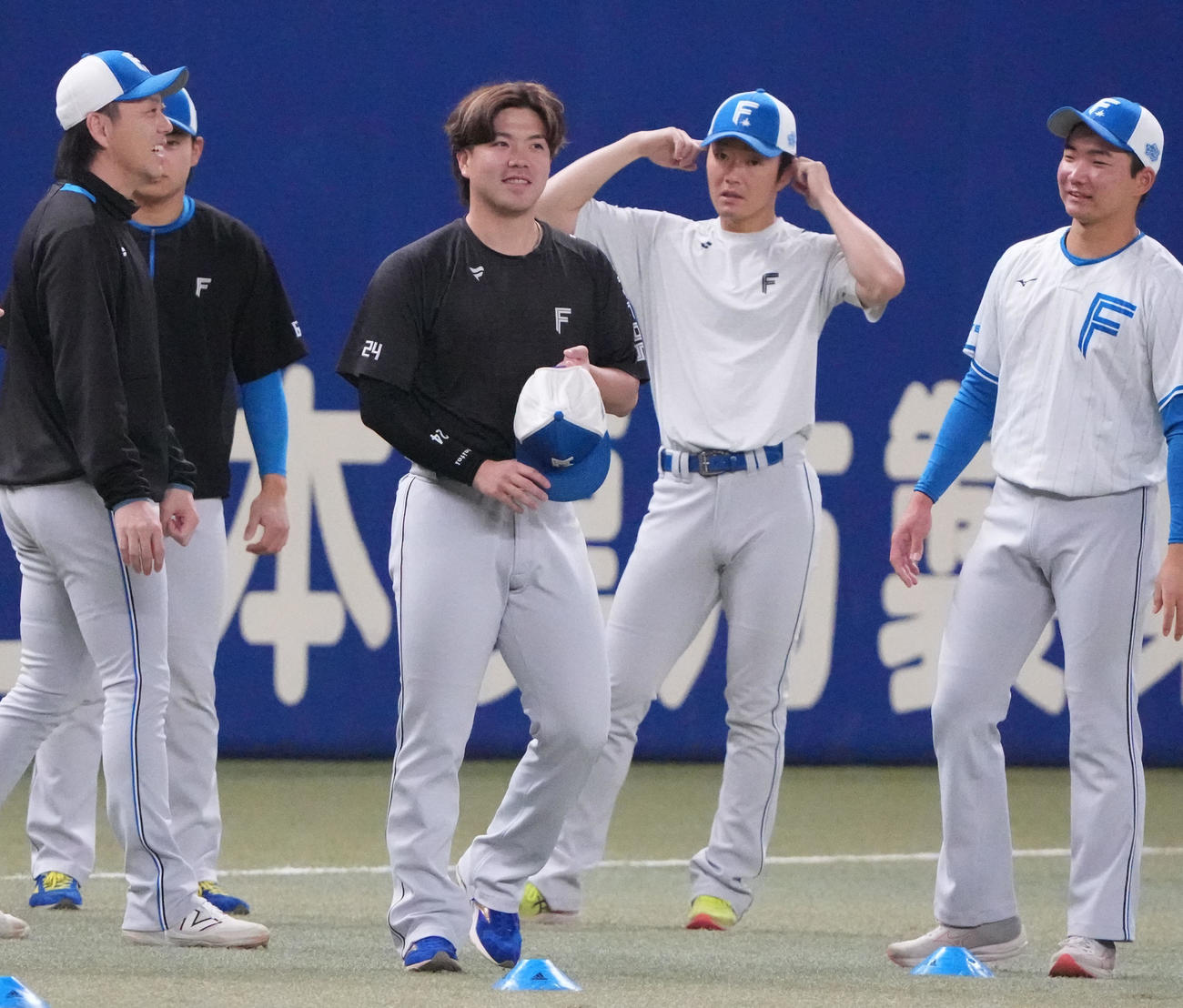 中日対日本ハム　試合前、体をほぐす金村（中央）ら日本ハムナイン（撮影・森本幸一）