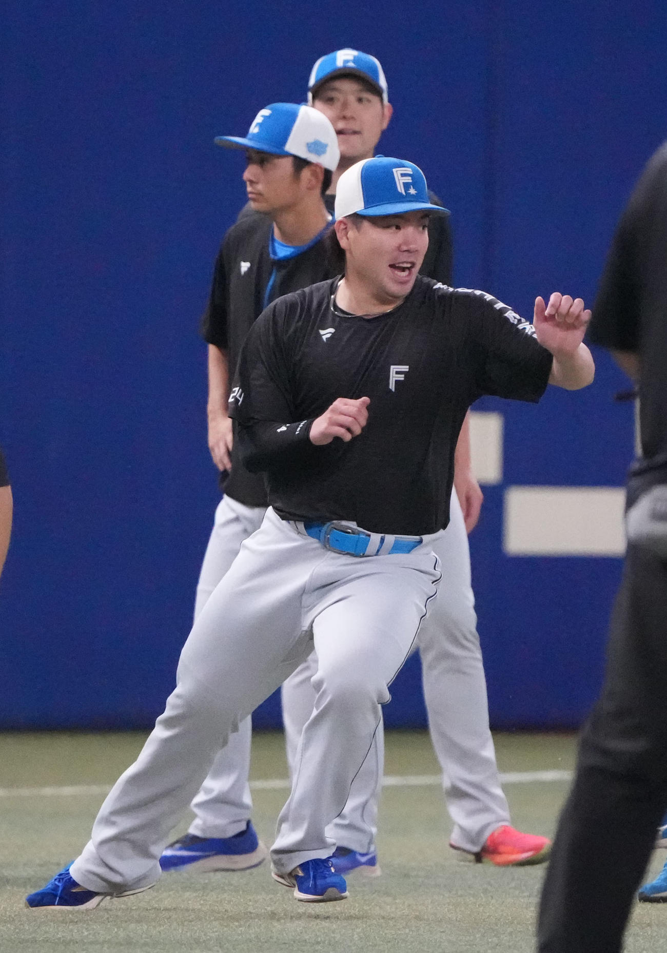 中日対日本ハム　試合前、金村（手前）らランニングをする日本ハムナイン（撮影・森本幸一）