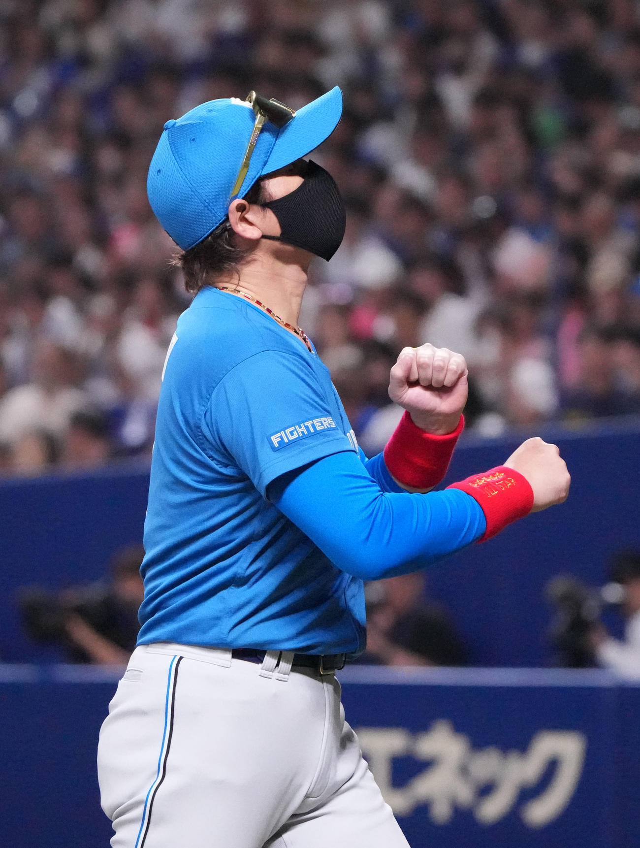 中日対日本ハム　7回裏中日無死一、二塁、投手交代を告げベンチへ戻る新庄監督（撮影・森本幸一）