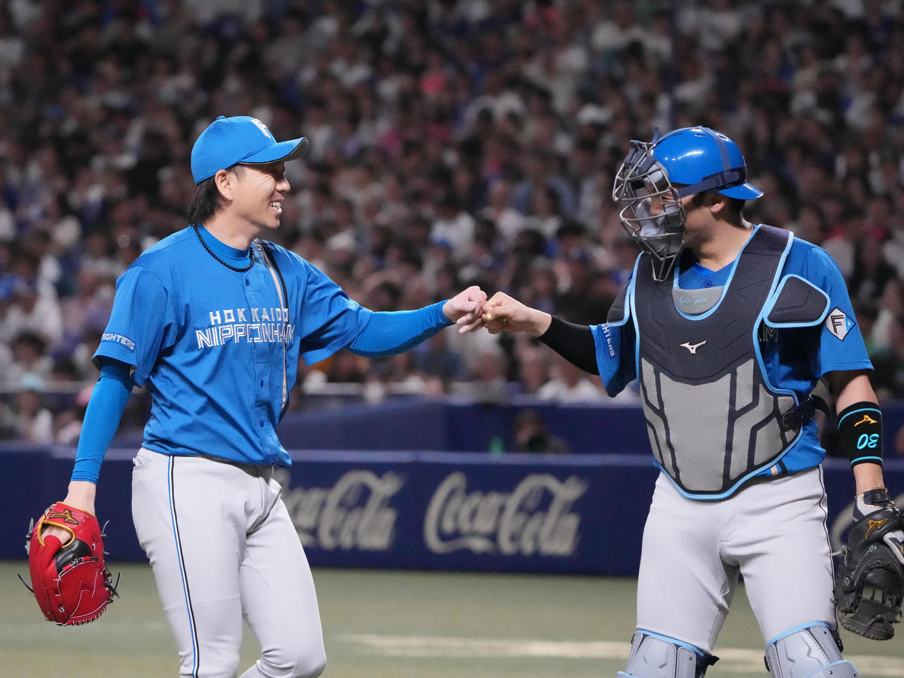 中日対日本ハム　8回裏中日2死二、三塁、カリステを打ち取り郡司（右）とタッチを交わす宮西（撮影・森本幸一）