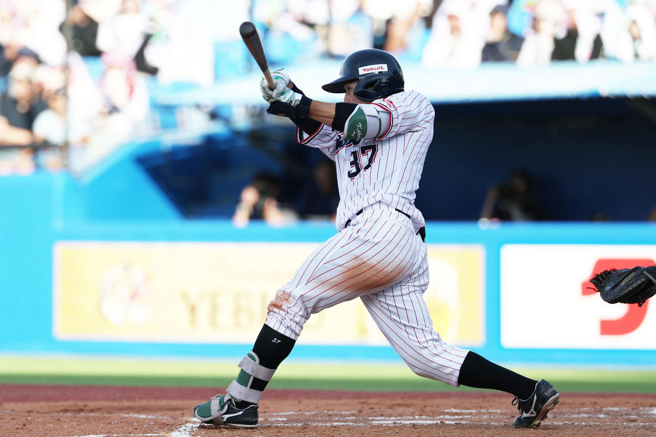 ヤクルト対オリックス　8回裏ヤクルト2死二塁、左前打を放つ山野辺（撮影・宮地輝）