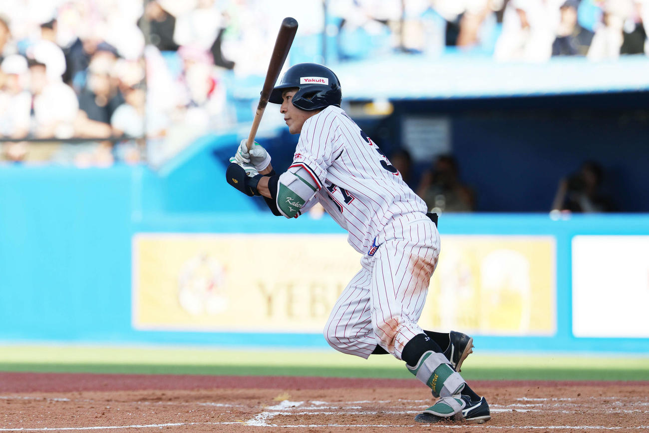 ヤクルト対オリックス　8回裏ヤクルト2死二塁、左前打を放つ山野辺（撮影・宮地輝）
