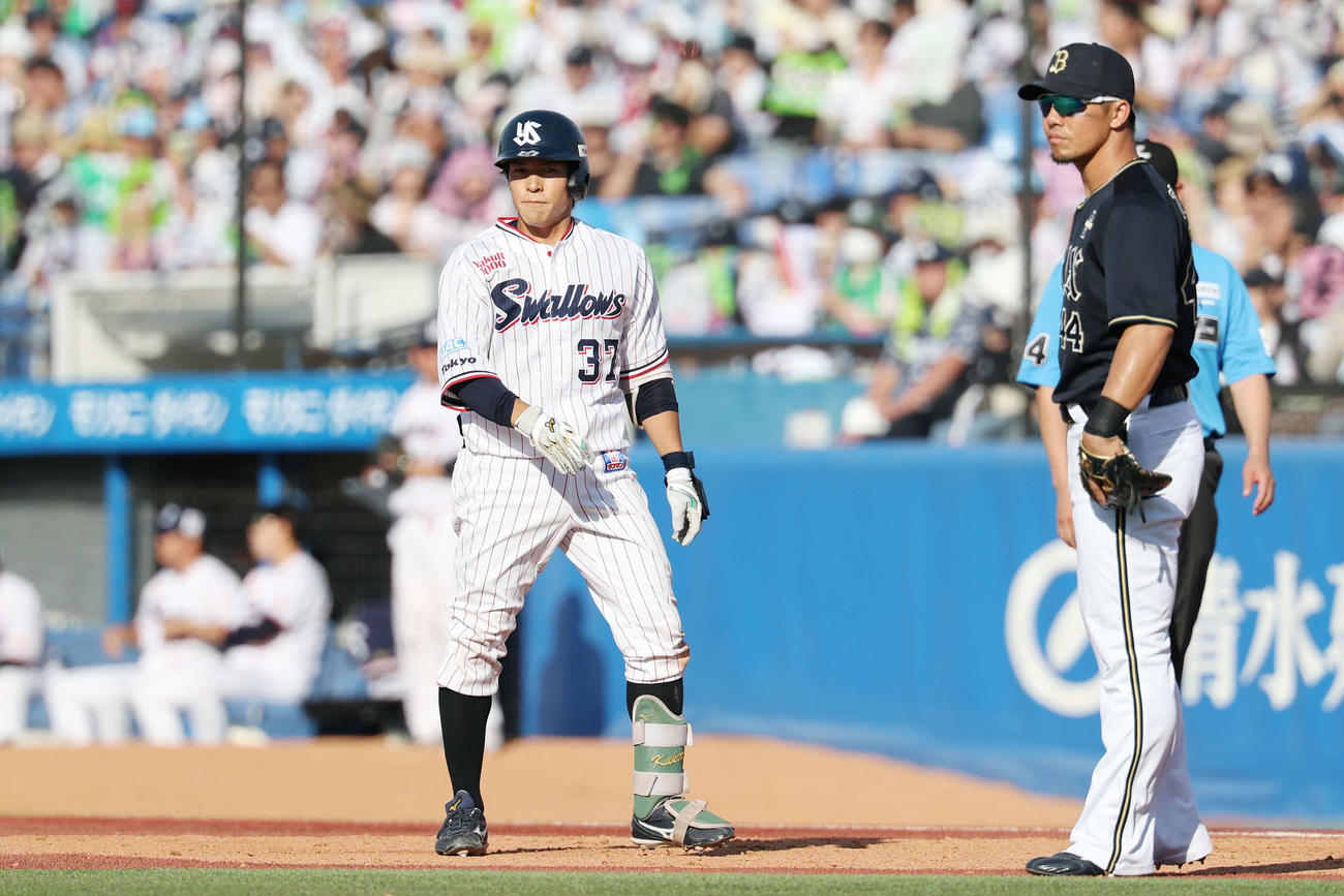 ヤクルト対オリックス　8回裏ヤクルト2死二塁、左前打を放った山野辺（撮影・宮地輝）