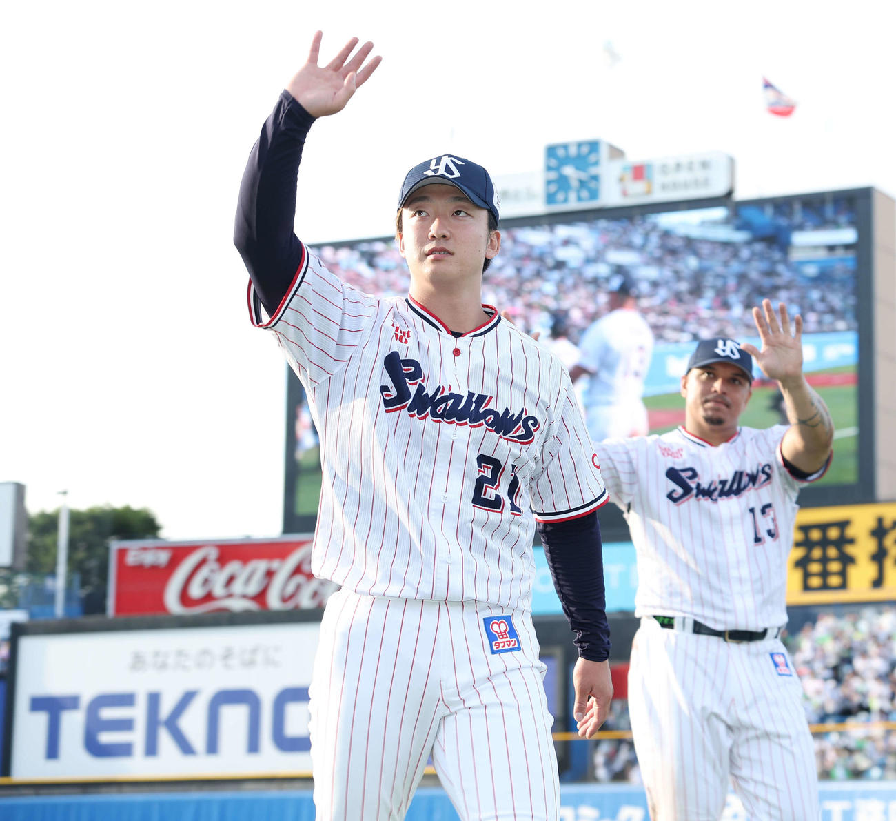ヤクルト対オリックス　勝利しファンに手を振るヤクルト吉村（左）とオスナ（撮影・宮地輝）