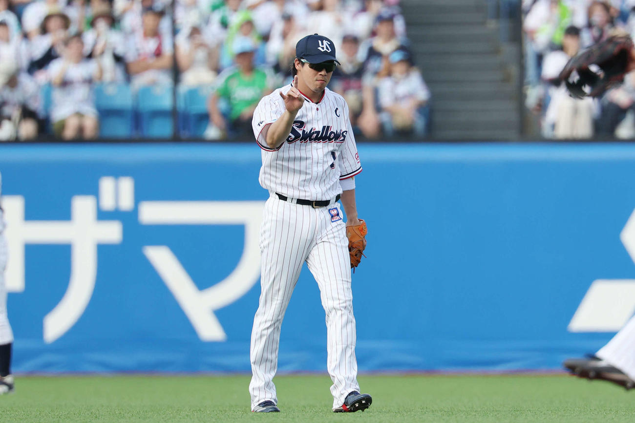 ヤクルト対オリックス　7回表オリックス1死、紅林の二直を好捕した山田（撮影・宮地輝）