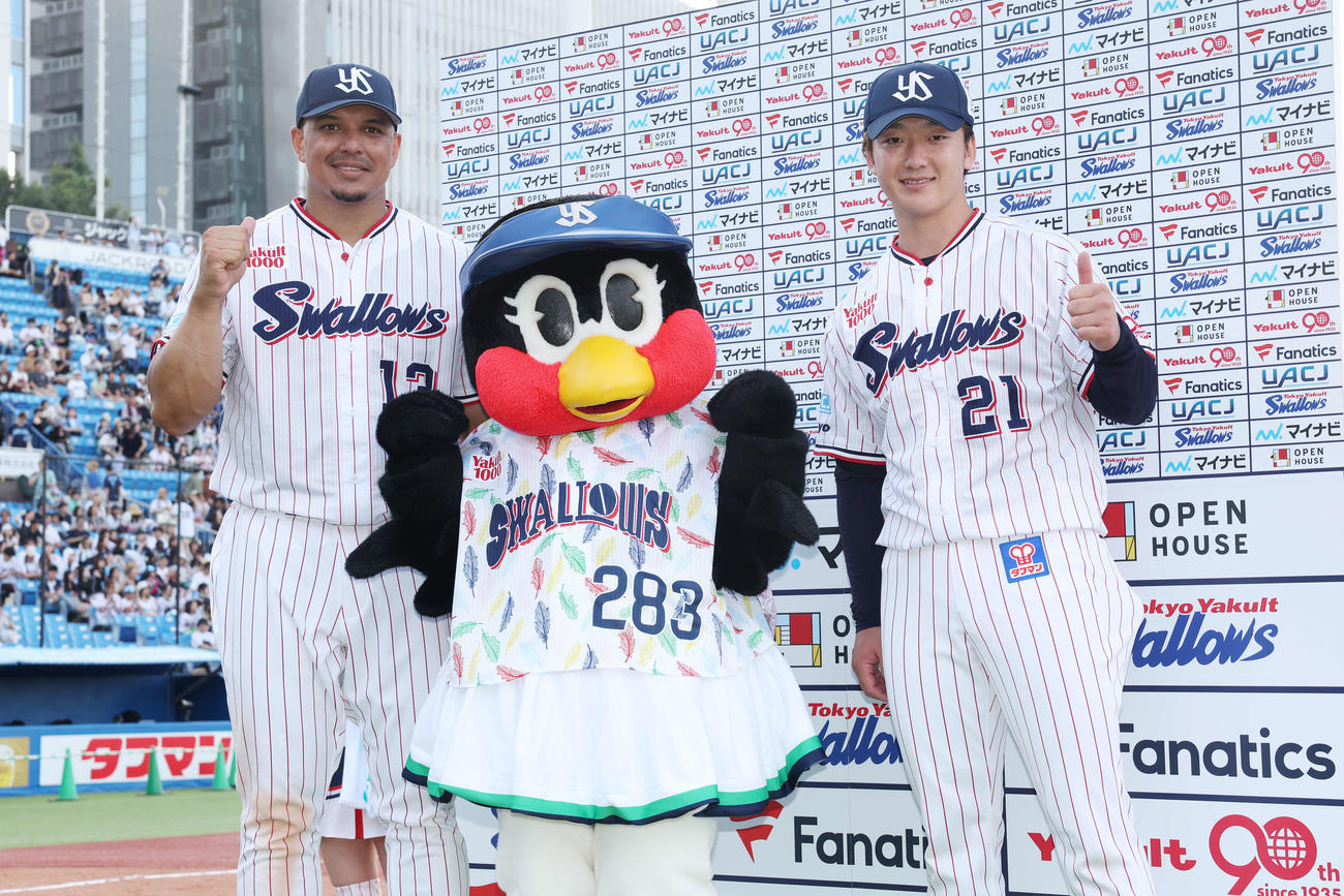 ヤクルト対オリックス　ヒーローに選ばれつばみ（中央）と記念撮影するヤクルトのオスナ（左）と吉村（撮影・宮地輝）