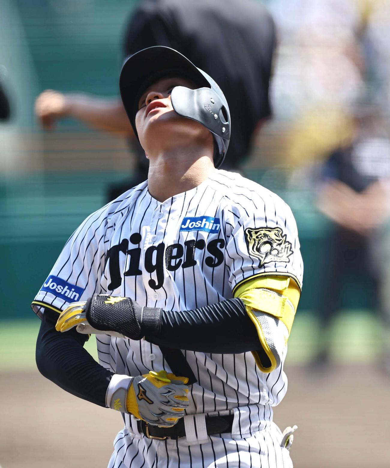 阪神対ソフトバンク　1回裏阪神1死二塁、死球を受ける森下（撮影・上田博志）