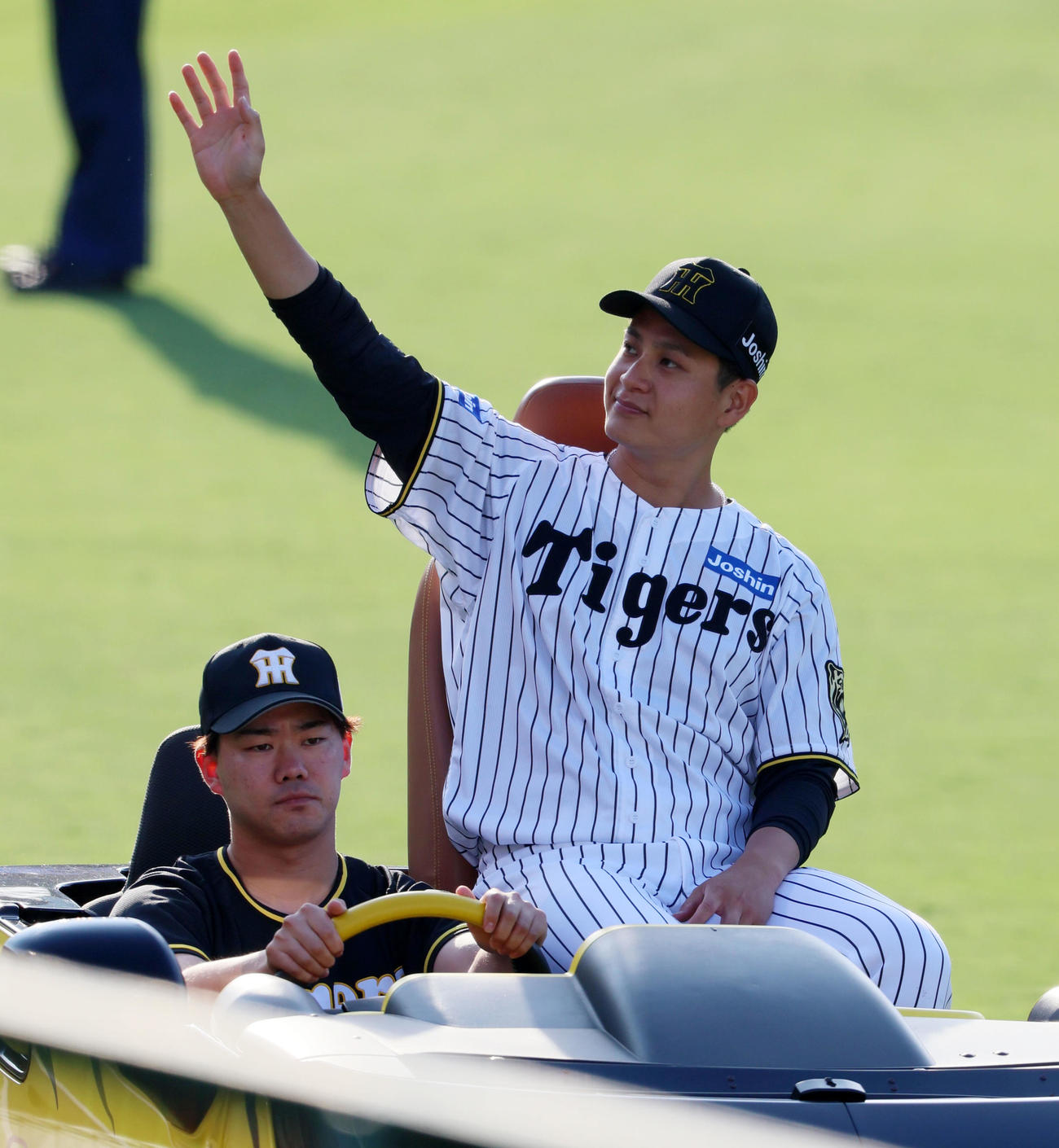 阪神対ソフトバンク　ソフトバンクに勝利して12球団すべてから勝ち星を挙げた大竹はリリーフカーに乗って場内1周する（撮影・加藤哉）