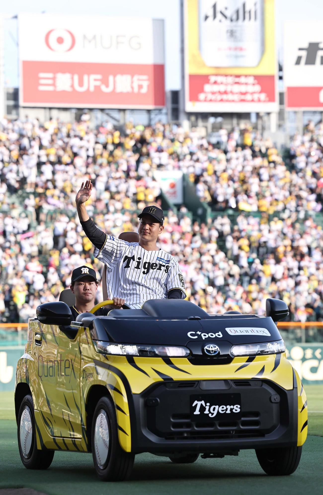 阪神対ソフトバンク　リリーフカーで場内1周する大竹（撮影・上田博志）