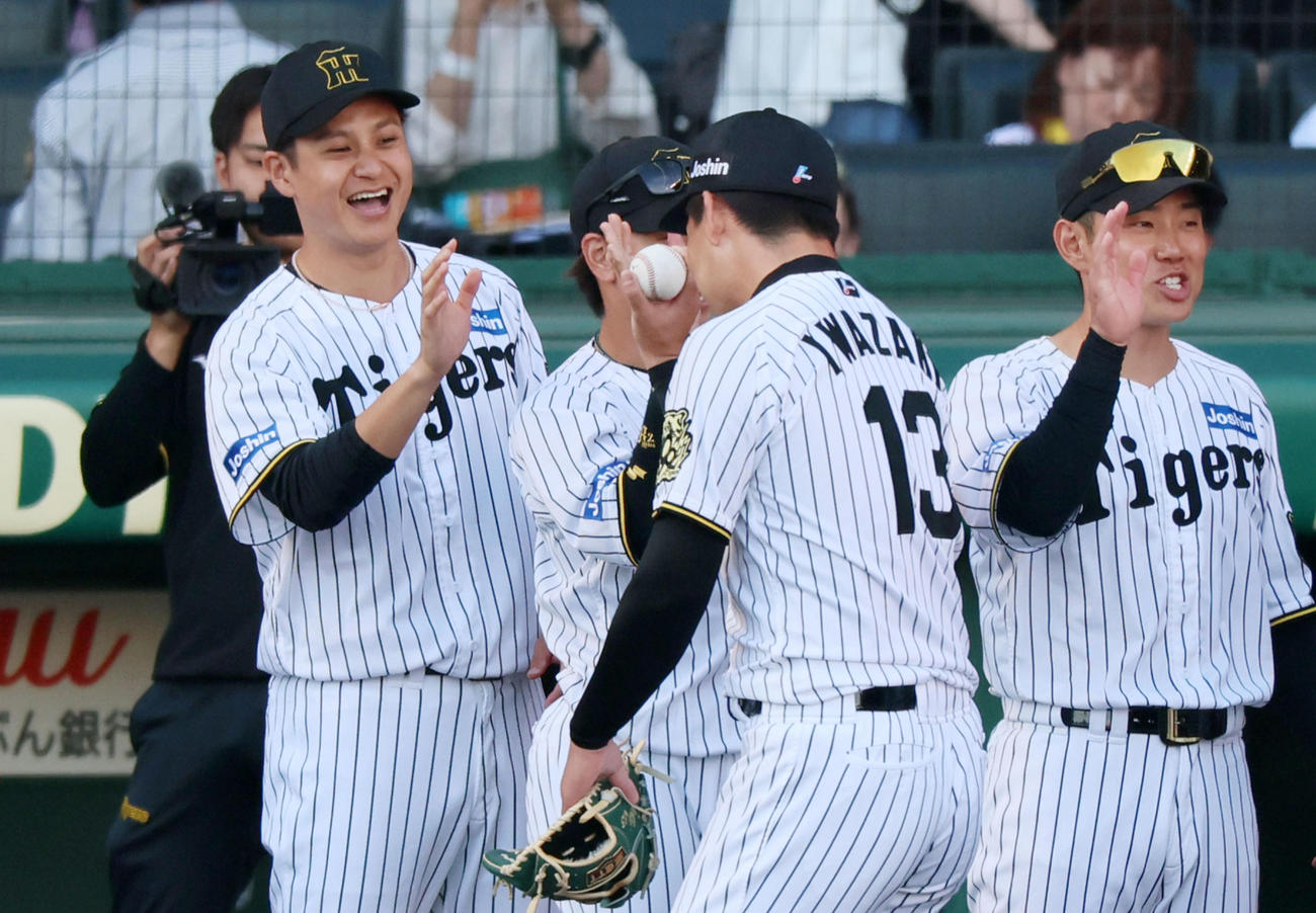 阪神対ソフトバンク　ソフトバンクに勝利し岩崎（右）からウイニングボールを手渡され笑顔を見せる大竹（撮影・加藤哉）