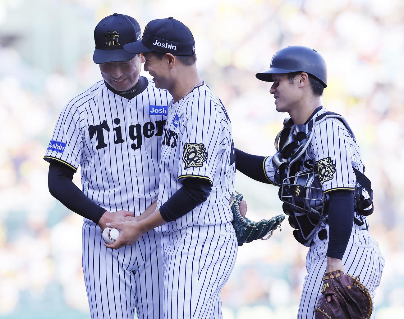 阪神対ソフトバンク　12球団勝利を飾り岩崎（左）と握手を交わす阪神大竹。右は坂本（撮影・藤尾明華）