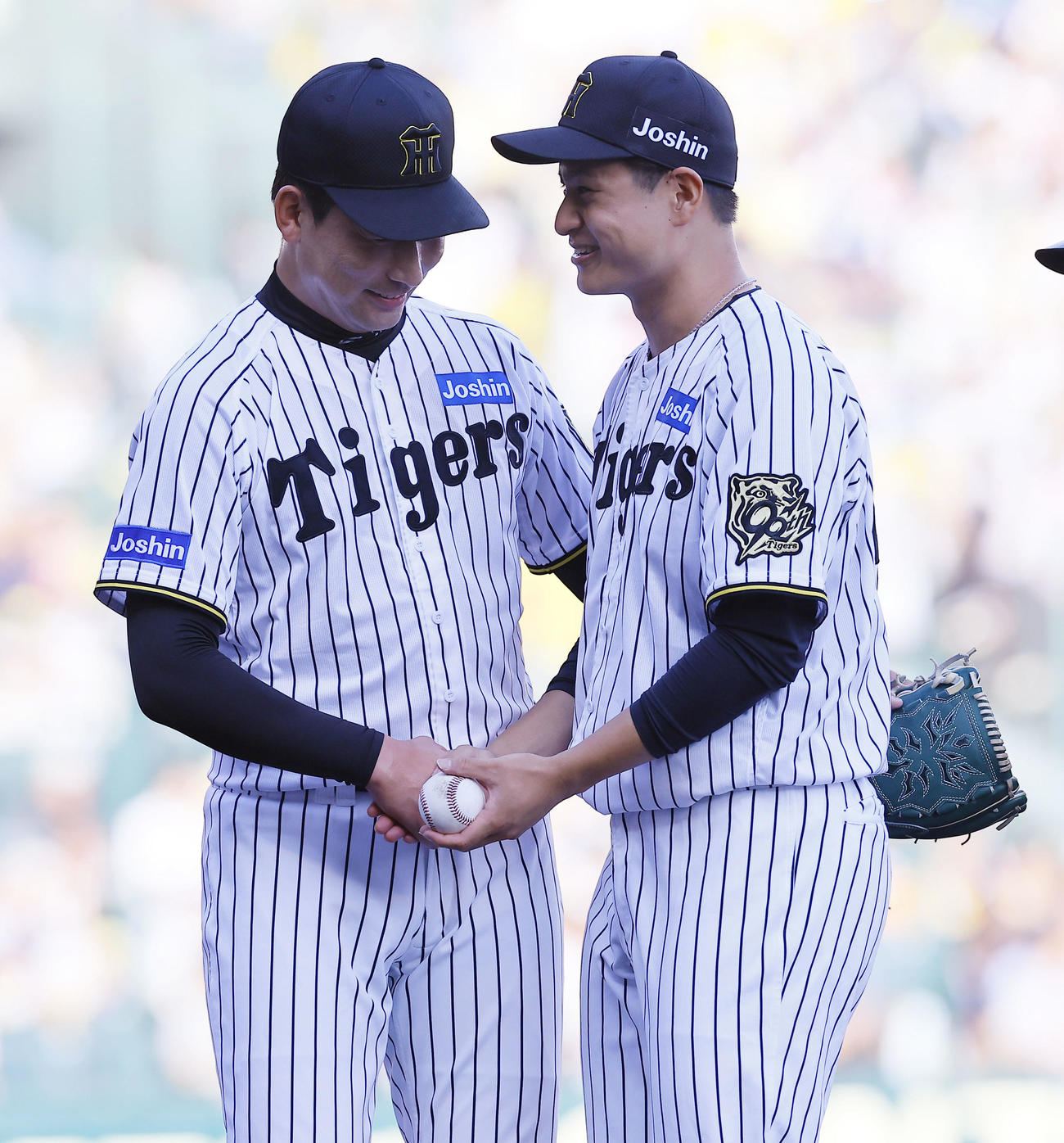 阪神対ソフトバンク　12球団勝利を飾り岩崎（左）と握手を交わす阪神大竹（撮影・藤尾明華）