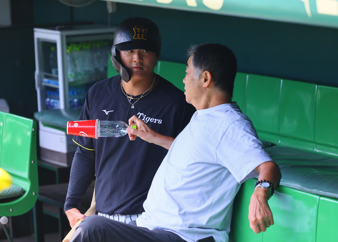 阪神対ソフトバンク　川藤幸三氏の話を聞く阪神前川（撮影・藤尾明華）