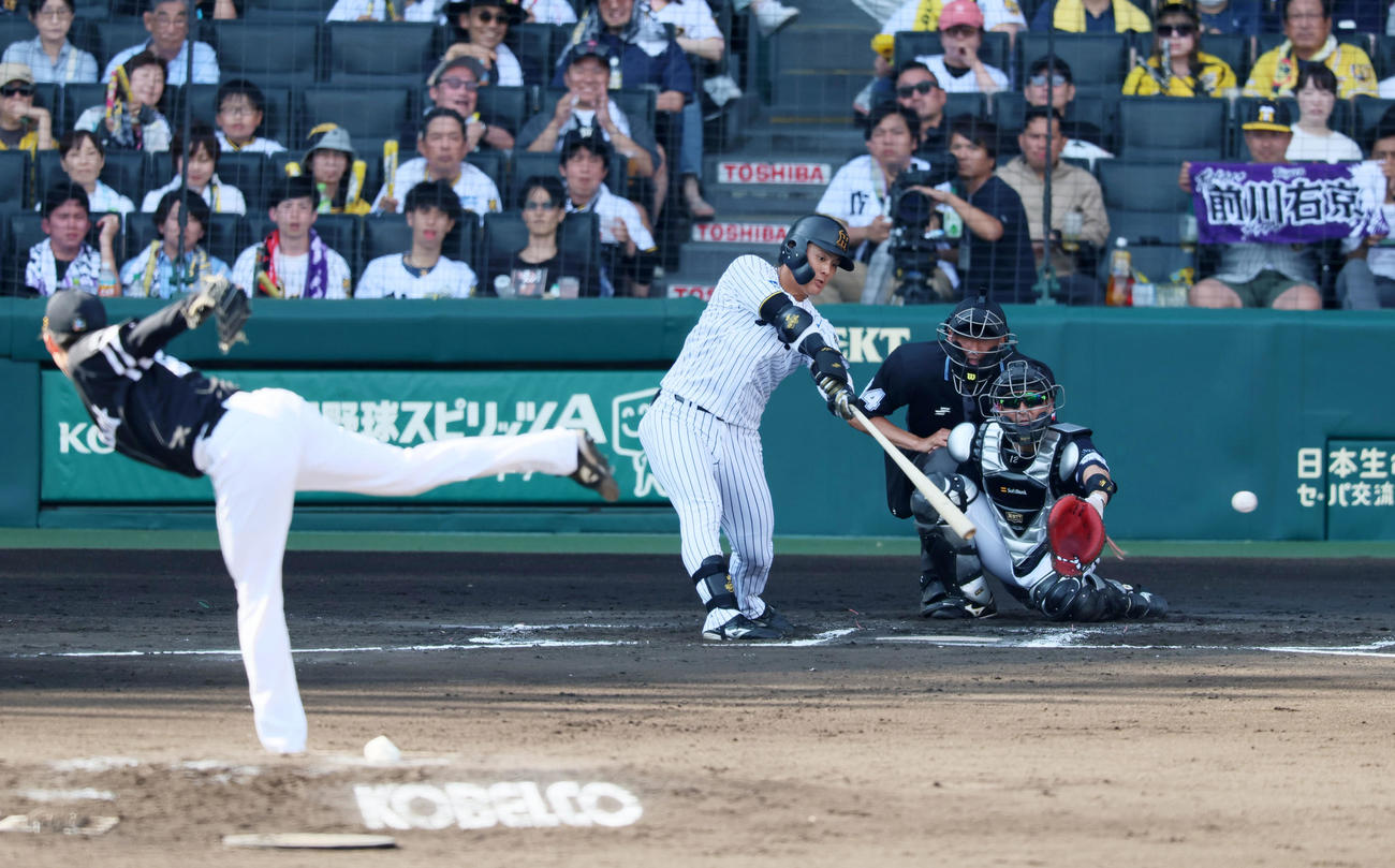 阪神対ソフトバンク　6回裏阪神2死、代打前川は左前打を放つ。投手川口（撮影・加藤哉）