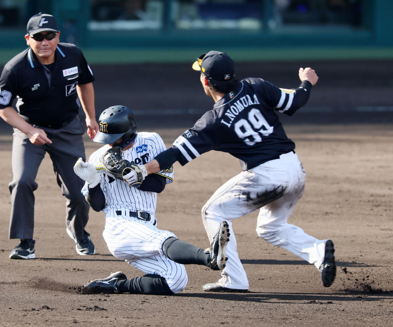 阪神対ソフトバンク　6回裏阪神2死一塁、一塁走者前川は打者近本のとき二塁盗塁失敗。野手野村（撮影・加藤哉）