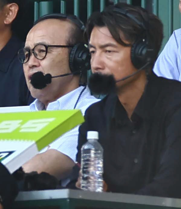 阪神対ソフトバンク　解説する岡田オーナー付顧問（左）と鳥谷氏（撮影・上田博志）