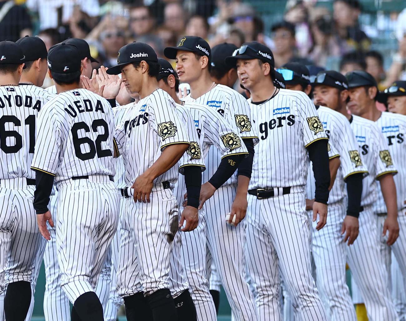 阪神対ソフトバンク　3勝目をあげた大竹（中央）はナインと笑顔でハイタッチする（撮影・上田博志）