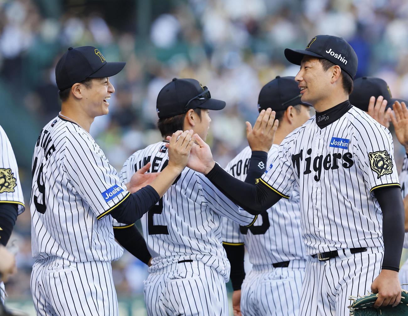 阪神対ソフトバンク　12球団勝利を飾り、岩崎（右）からウイニングボールを受け取り笑顔を見せる阪神大竹（左）（撮影・藤尾明華）