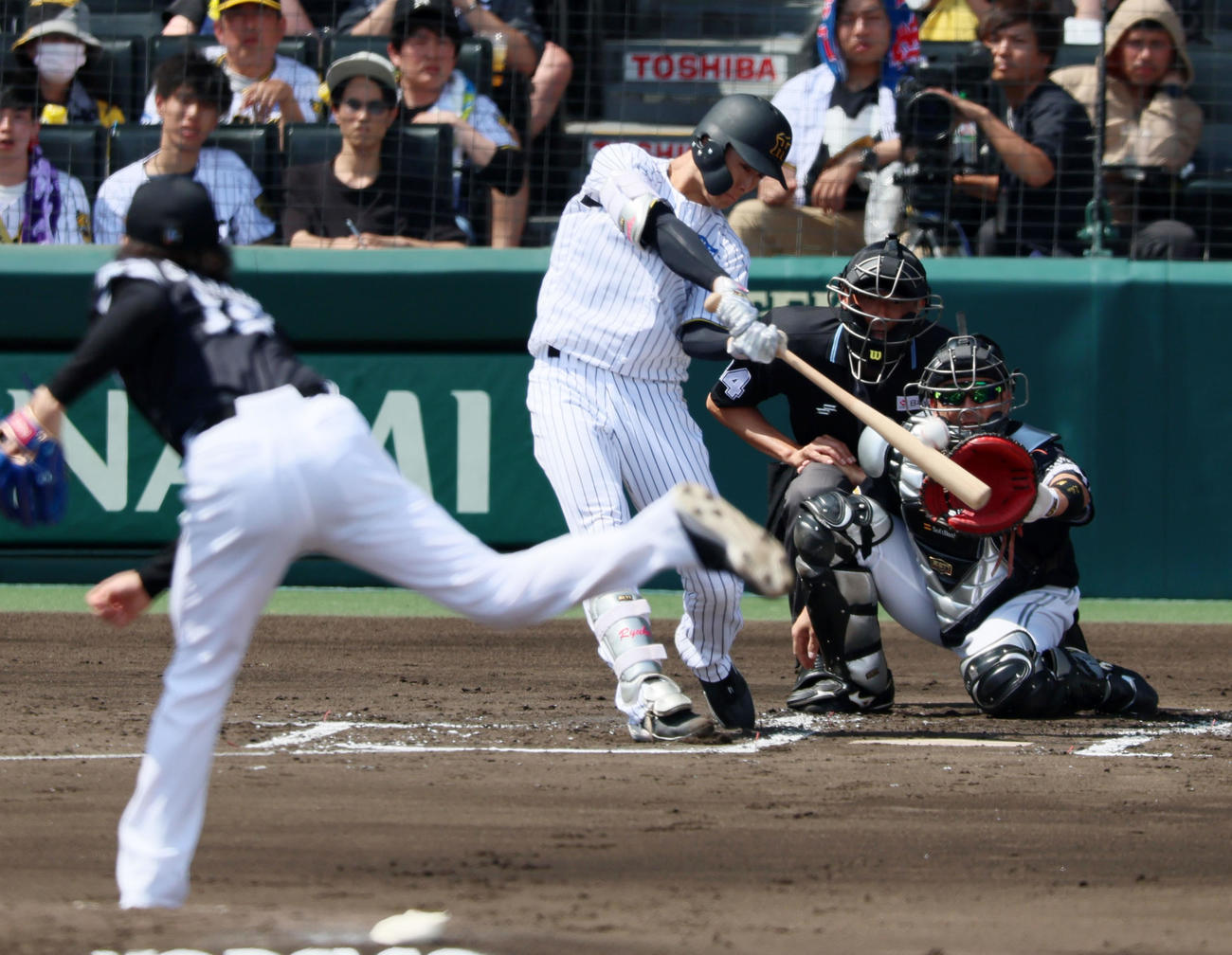 阪神対ソフトバンク　1回裏阪神1死満塁、小幡は中越え2点適時二塁打を放つ。投手上沢（撮影・加藤哉）