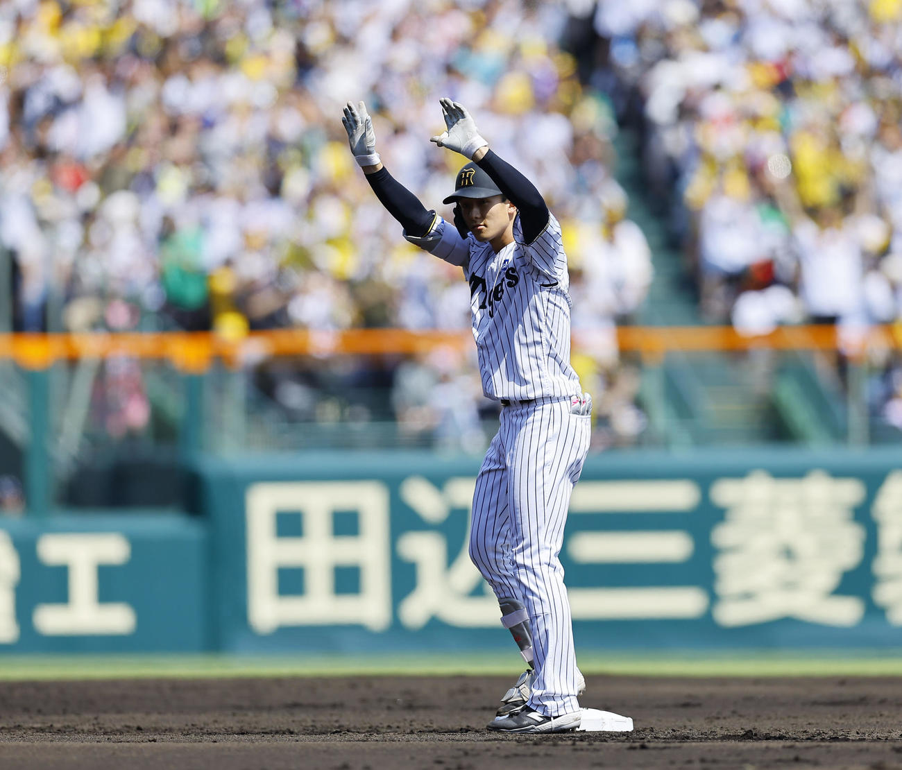 阪神対ソフトバンク　1回裏阪神1死満塁、小幡は中越えに走者一掃の二塁打を放ちポーズをとる（撮影・藤尾明華）