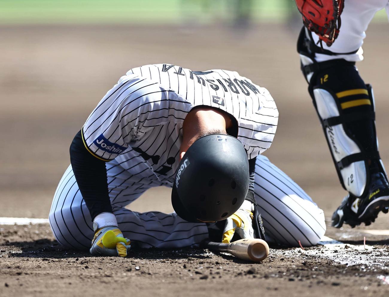 阪神対ソフトバンク　1回裏阪神1死二塁、死球を受ける森下（撮影・上田博志）
