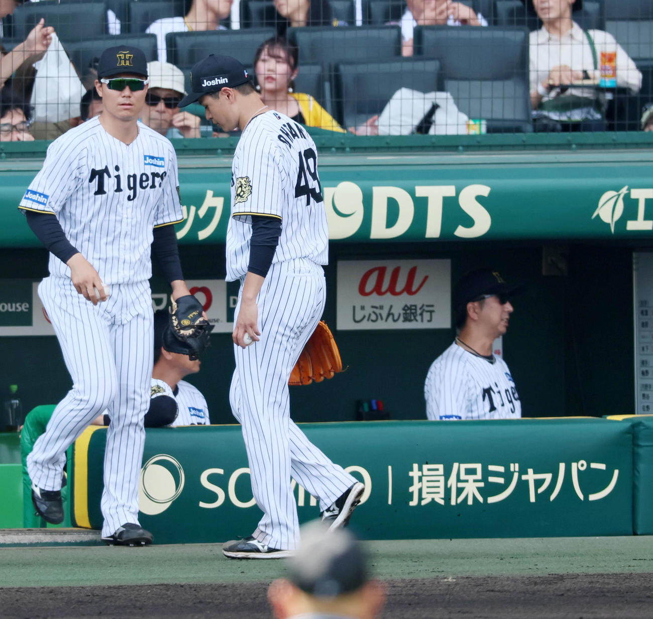 阪神対ソフトバンク　6回表ソフトバンク無死、大竹は代打川瀬へ2球目を投げた後、左手の指を気にしてそのまま降板する（撮影・加藤哉）