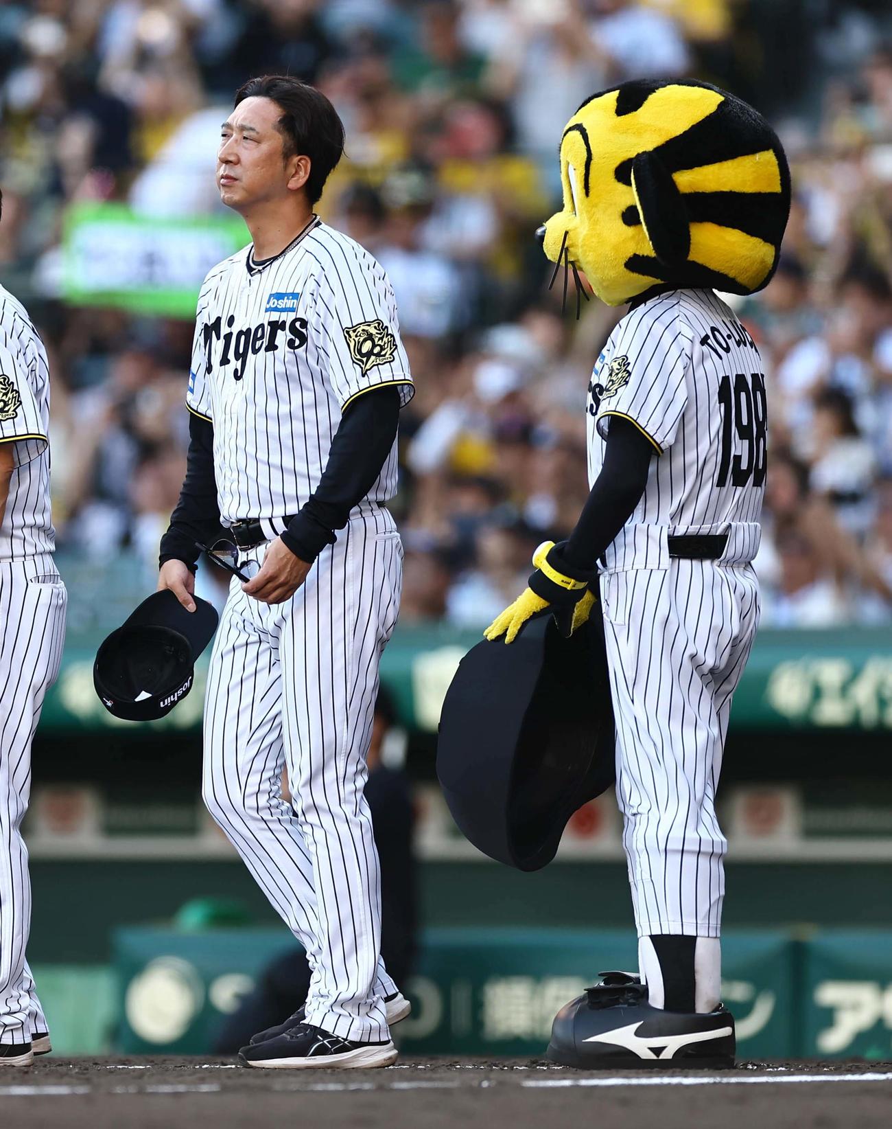 阪神対ソフトバンク　ソフトバンクに勝利した藤川監督（左）はファンにあいさつをする（撮影・上田博志）