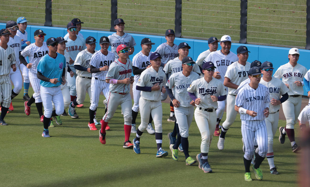 侍ジャパン大学代表選考合宿でランニングする選手たち（撮影・柴田隆二）
