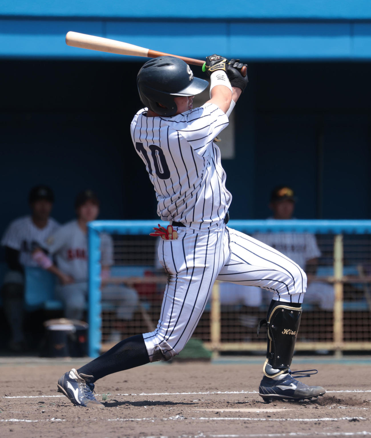 紅白戦、3回表A2死一塁、仙台大・平川は左前安打を放つ（撮影・柴田隆二）