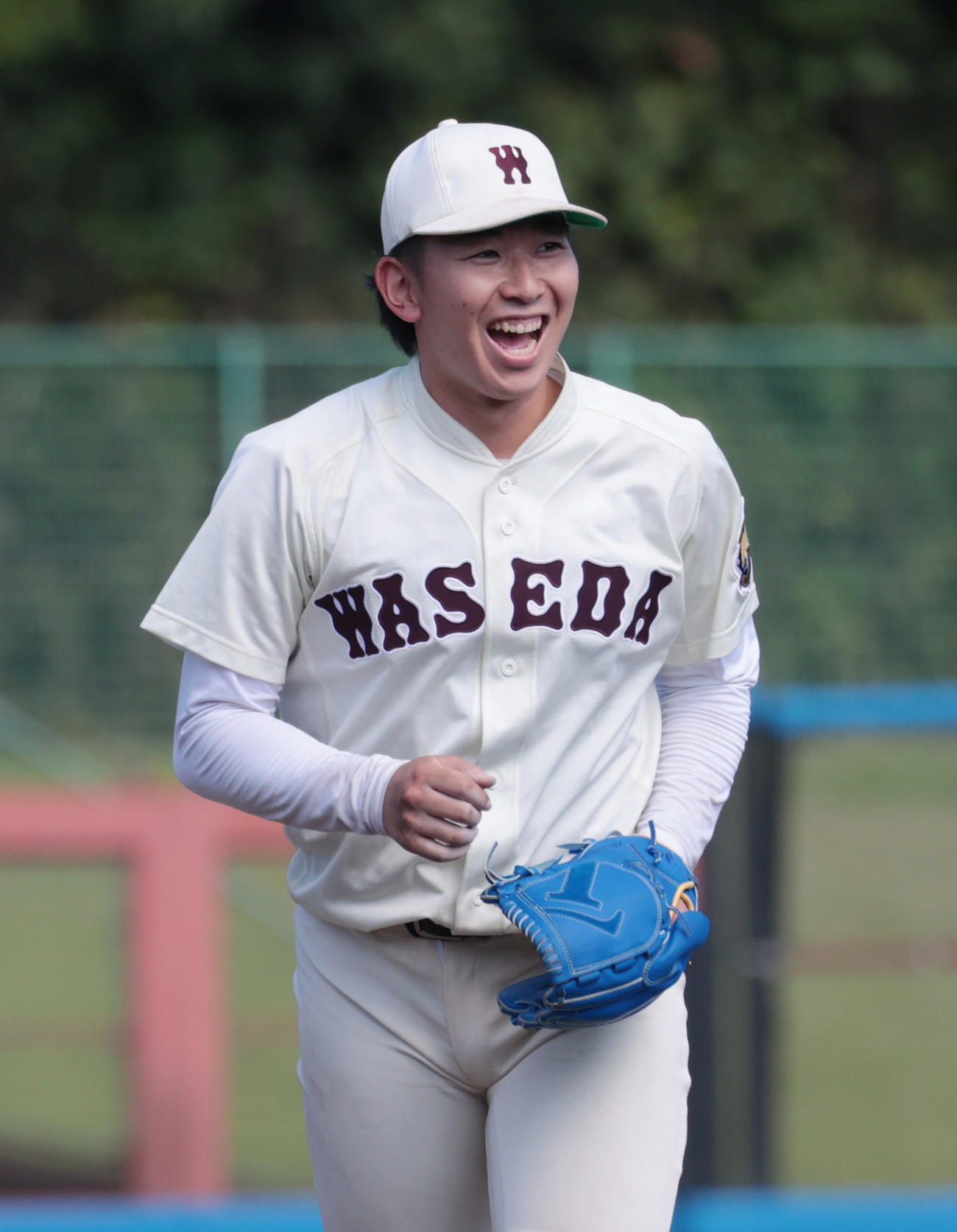 紅白戦、5回から登板した早大・伊藤樹は笑顔を見せる（撮影・柴田隆二）