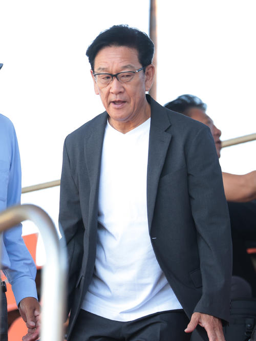侍ジャパン大学代表選考合宿を視察する日本ハムCBO栗山氏(撮影・柴田隆二)