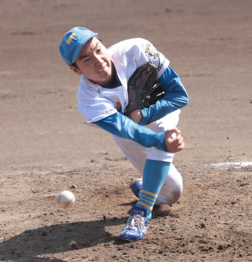 紅白戦、3回から登板した東大・渡辺(撮影・柴田隆二)