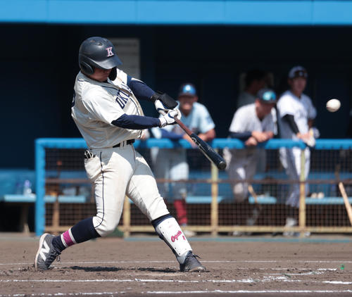 紅白戦、2回裏D1死一、二塁、国学院大・緒方は中越えに適時三塁打を放つ(撮影・柴田隆二)