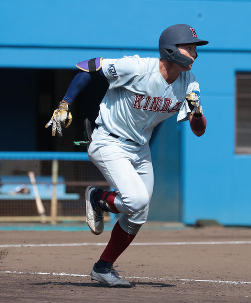 紅白戦、4回裏D1死、近大・阪上は右中間に三塁打を放つ(撮影・柴田隆二)