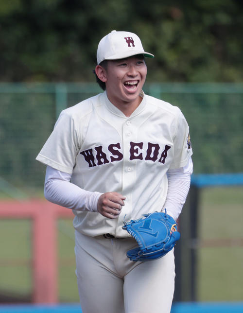 紅白戦、5回から登板した早大・伊藤樹は笑顔を見せる(撮影・柴田隆二)