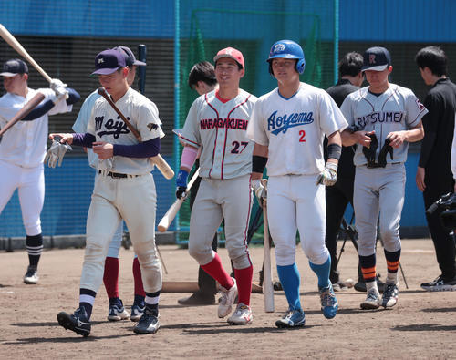 侍ジャパン大学代表選考合宿でフリー打撃を終えた。左から明大・小島、奈良学園大・守、青学大・渡部(撮影・柴田隆二)