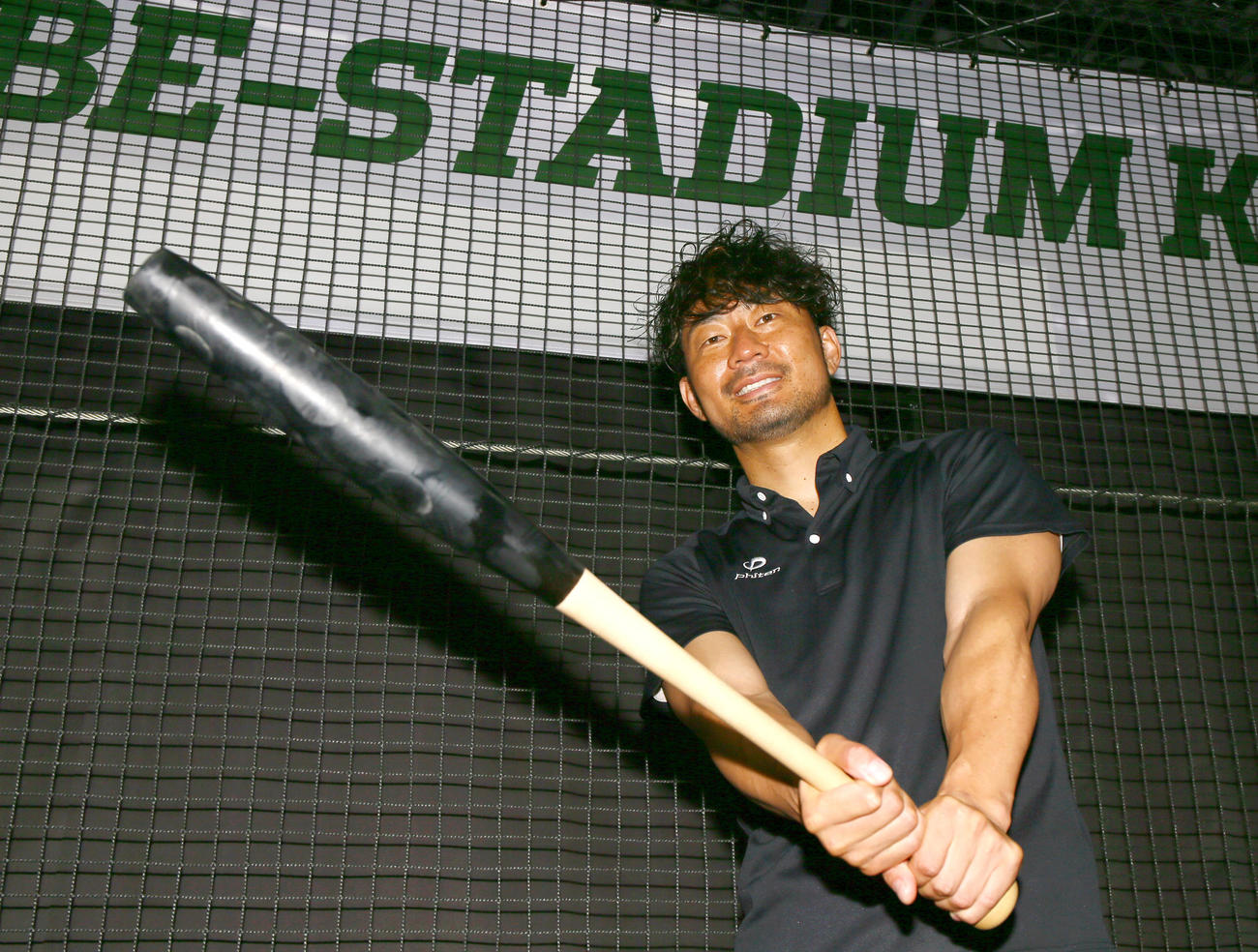魚雷バット試打会で笑顔を見せる阪神OB狩野氏（撮影・上山淳一）