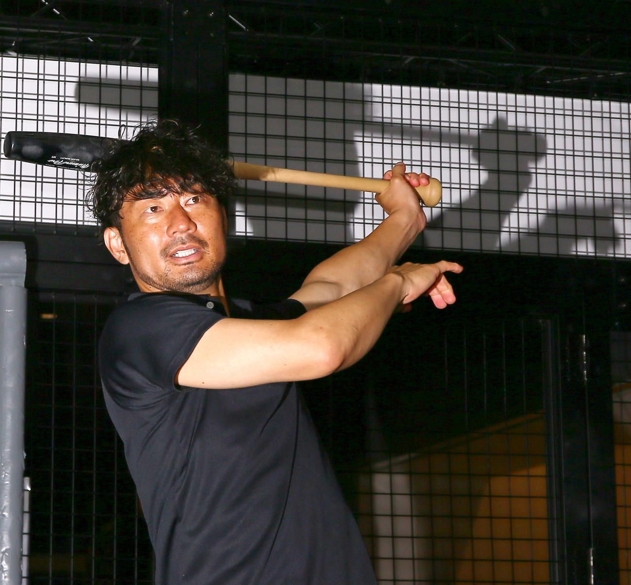 魚雷バット試打会で打撃する阪神OB狩野氏（撮影・上山淳一）
