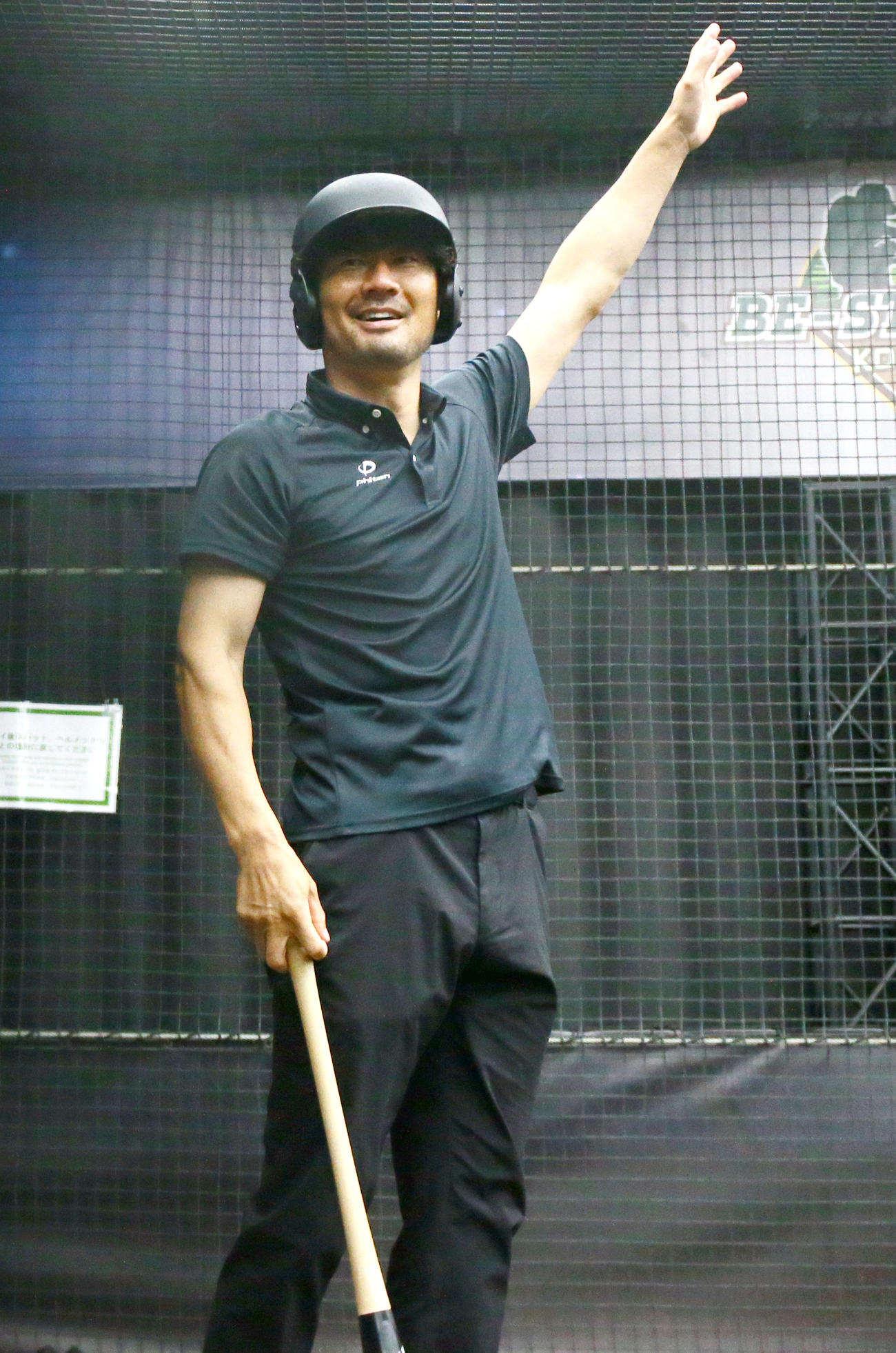 る阪神OB狩野氏は魚雷バット試打会で本塁打を放ち喜ぶ（撮影・上山淳一）