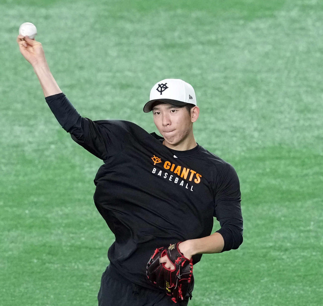 巨人対西武　外野でキャッチボールをする巨人戸郷（2025年6月21日撮影）