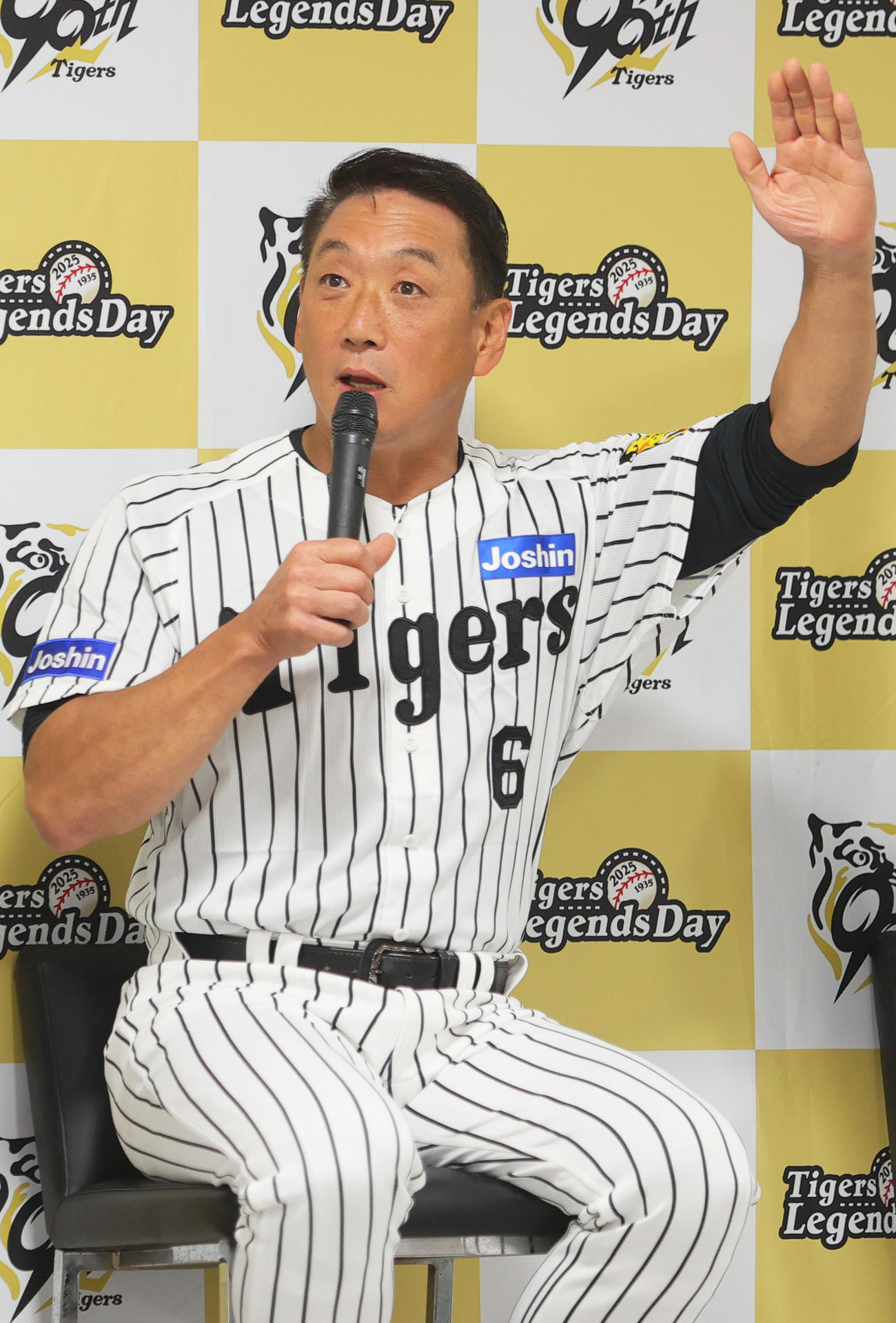 トークショーする阪神OBの金本氏（撮影・上山淳一）