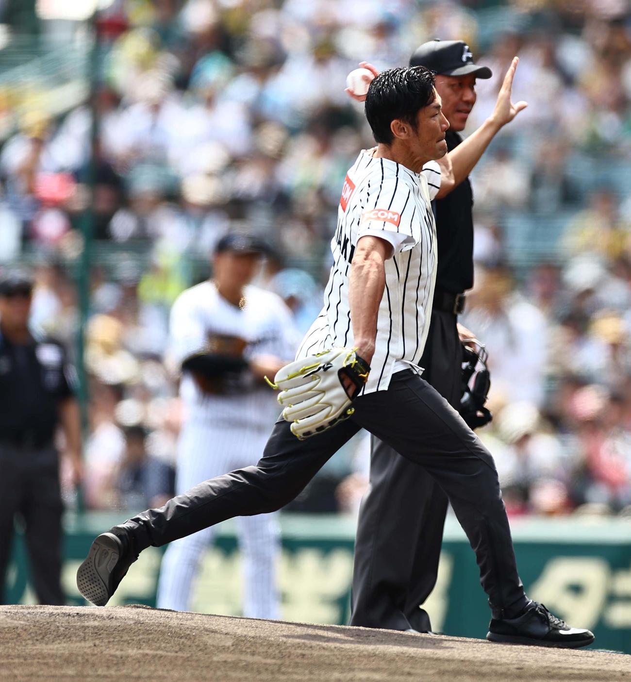 阪神対ソフトバンク　始球式で投球するラグビー元日本代表の広瀬俊朗氏（撮影・上田博志）