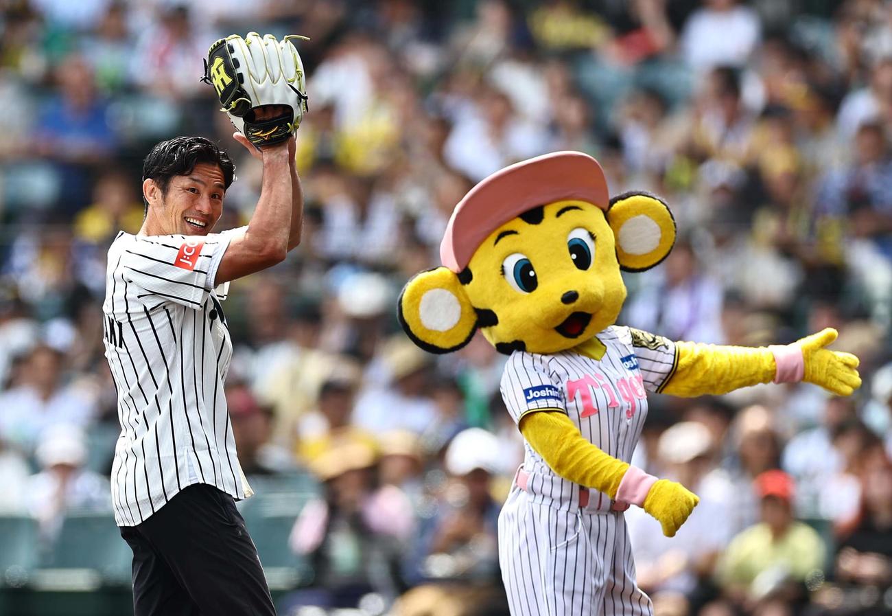 阪神対ソフトバンク　始球式を務めたラグビー元日本代表の広瀬俊朗氏（撮影・上田博志）
