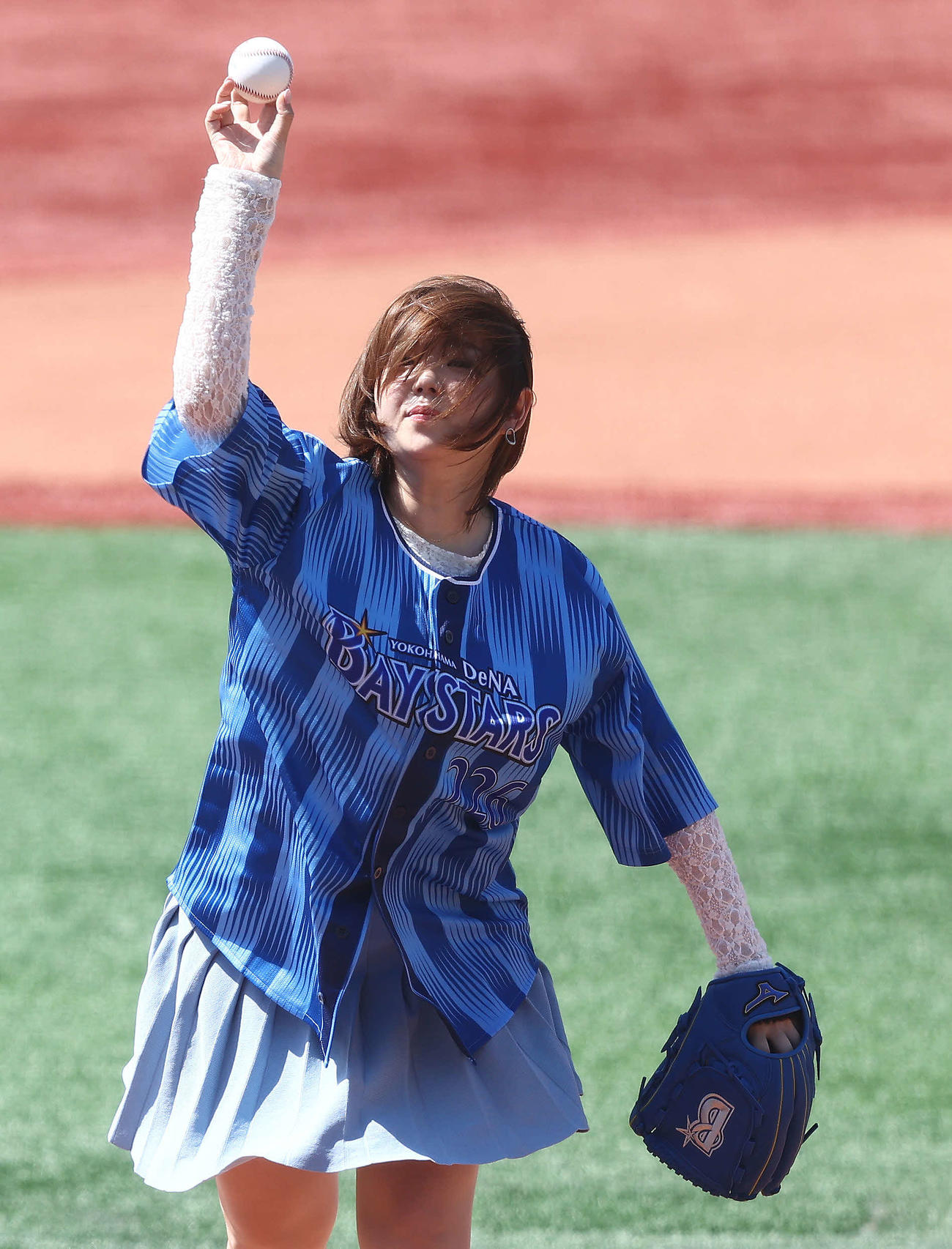 DeNA対ロッテ　開始前、始球式を務める篠崎愛（撮影・河田真司）