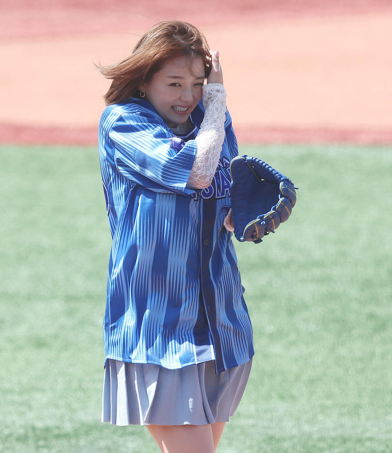 DeNA対ロッテ　開始前、始球式を務める篠崎愛（撮影・河田真司）