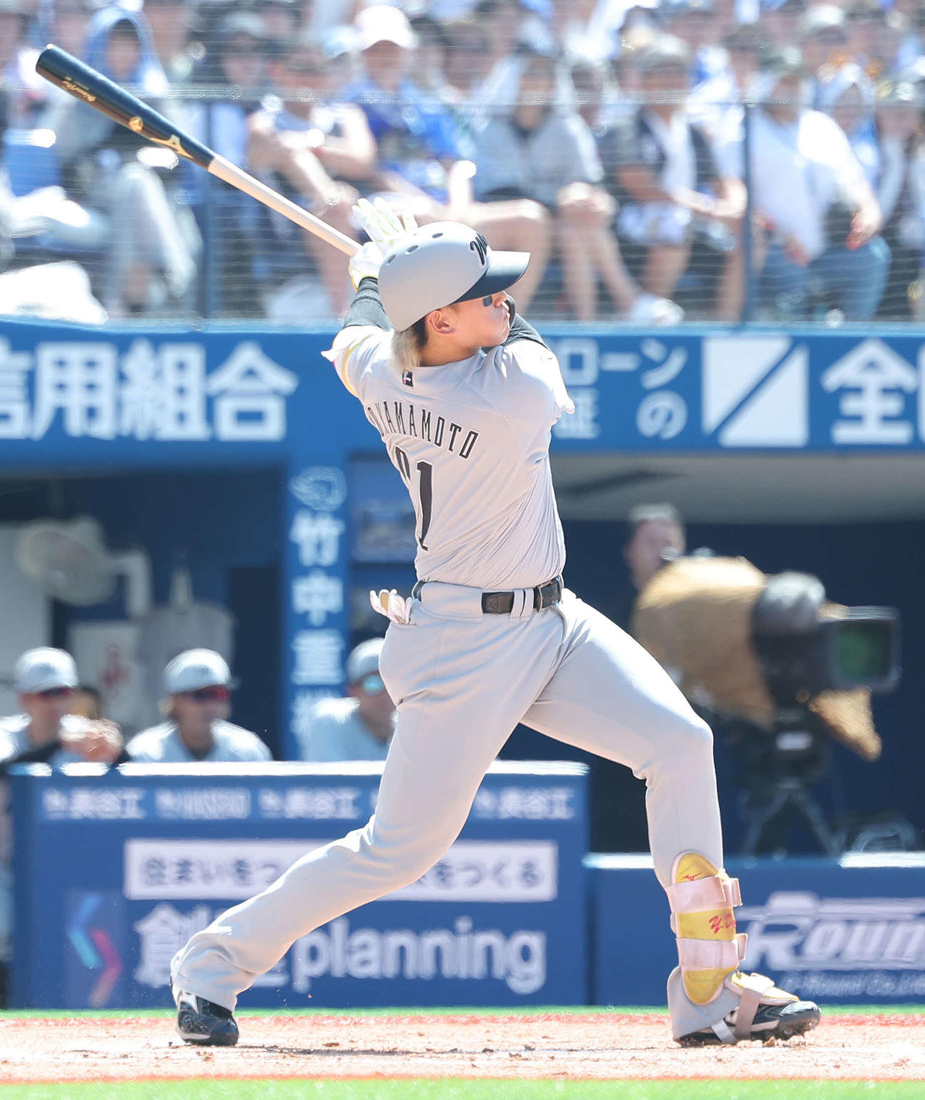DeNA対ロッテ　1回表ロッテ1死一、二塁、左越え先制3点本塁打を放つ山本（撮影・河田真司）