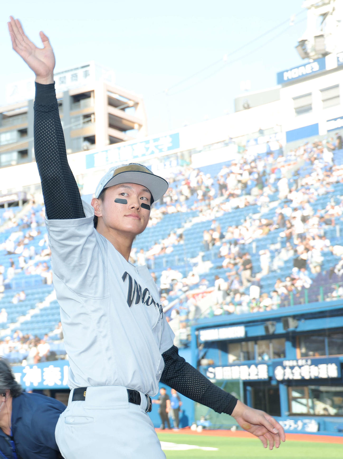 DeNA対ロッテ　DeNAに勝利し、ファンの声援に応えながら引き揚げる山本（撮影・河田真司）