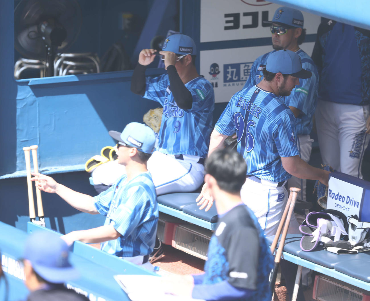 DeNA対ロッテ　1回表を終えベンチに戻るバウアー（撮影・河田真司）