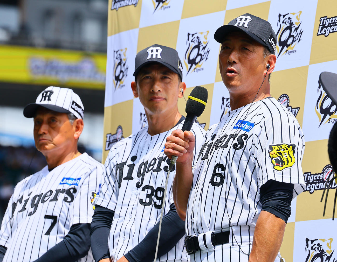 阪神対ソフトバンク　試合前のトークイベンを行う金本知憲氏（右）（撮影・藤尾明華）